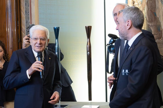 A due settimane dall’inizio dei Giochi Olimpici Invernali di Milano Cortina 2026 e ad un mese dall’appuntamento con i Giochi Paralimpici, il Presidente della Repubblica Sergio Mattarella (nella foto il primo da sinistra) ha incontrato al Quirinale una delegazione della Fondazione Milano Cortina, guidata dal presidente Giovanni Malagò (al centro) e dall'amministratore delegato Andrea Varnier (primo da destra). (Foto: Quirinale.it)