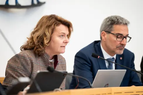 L'assessora provinciale alla Coesione sociale Rosmarie Pamer: “La politica sociale in Val Pusteria si basa anche sulla stretta collaborazione con i Comuni e la Comunità comprensoriale. In questo modo possiamo sviluppare le offerte in modo mirato; tutti i progetti attualmente presentati sono finanziati e previsti nel bilancio provinciale”. (Foto: USP/Fabio Brucculeri)