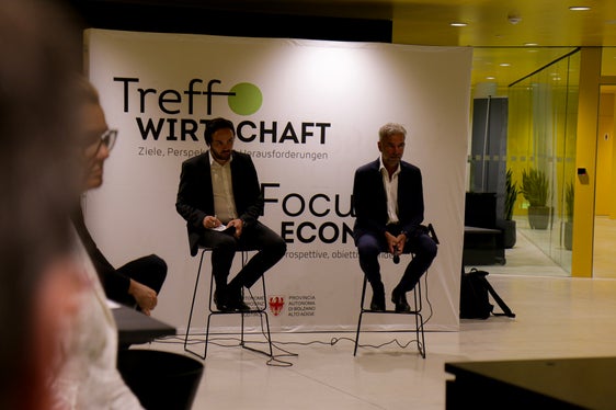 L'assessore provinciale Philipp Achammer e l'assessore provinciale Arnold Schuler all'evento Focus Economia a Brunico: in un'atmosfera piacevolmente rilassata e durante una colazione di lavoro, si è discusso animatamente e ci si è informati su temi attuali e futuri. (Foto: ASP/Peter Natter)