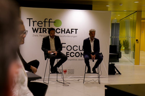 Landesrat Philipp Achammer und Landesrat Arnold Schuler bei der Veranstaltung Treffpunkt Wirtschaft in Bruneck: In angenehm lockerer Atmosphäre und bei einem Wirtschaftsfrühstück wurde rege diskutiert und informiert, über Aktuelles und Zukünftiges. (Foto: LPA/Peter Natter)