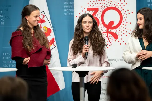 Die Preisträgerinnen des Jahres 2024: Petra Oberhollenzer, Mathilde Galli und Ingrid Kapeller. (Foto: LPA/Fabio Brucculeri)