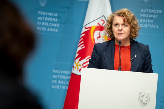 L'assessora Rosmarie Pamer ha presentato oggi (5 dicembre) in conferenza stampa le novità sulle residenze per anziani deliberate in Giunta (Foto: USP/Fabio Brucculeri)