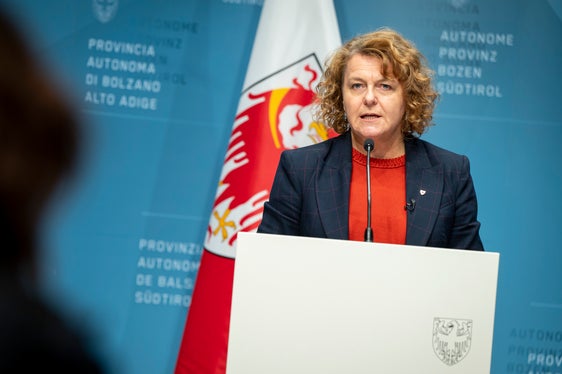 Landesrätin Rosmarie Pamer hat heute (5. Dezember) die am Dienstag von der Landesregierung beschlossenen Neuerungen für die Seniorenwohnheime vorgestellt. (Foto: LPA/Fabio Brucculeri)