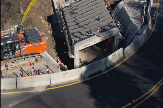 Die Unterführung ermöglicht ein sicheres Erreichen des angrenzenden Parkplatzes sowie der Kioske auf der gegenüberliegenden Seite der stark befahrenen Staatsstraße. (Foto: LPA/Ressort für Infrastrukturen und Mobilität)