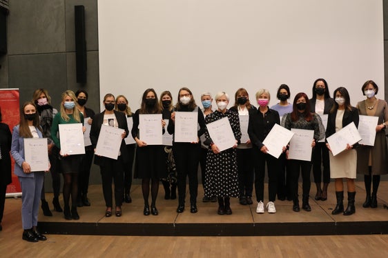 Sono le 20 donne che hanno partecipato con successo all’ottava edizione del Corso di formazione al ruolo Consigliere di amministrazione. Ieri (2 dicembre) la consegna dei diplomi. (Foto: ASP/Wifi)