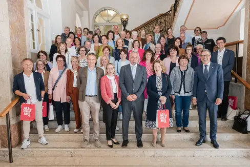 Il presidente Arno Kompatscher, l'assessora Magdalena Amhof e il direttore generale Alexander Steiner hanno ringraziato di cuore i dipendenti provinciali che nel 2024 hanno raggiunto il meritato traguardo della pensione: la due giorni di festeggiamenti è stata moderata dal direttore dell'Ufficio sviluppo personale Günter Sölva. (Foto: USP/Bernhard Aichner)