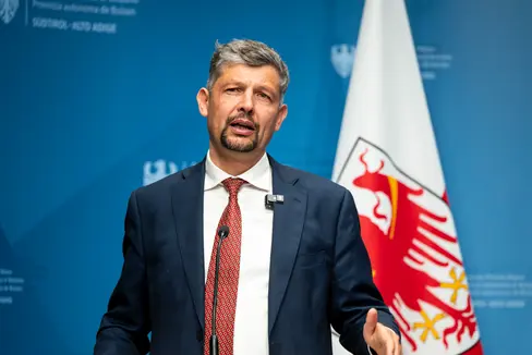 Infrastrukturen- und Mobilitätslandesrat Alfreider erklärt: Mit dieser Verlängerung sichern wir den durchgehenden Betrieb. Nach der öffentlichen Ausschreibung vergeben wir den Dienst dann bis 2042 oder 2043 in Abhängigkeit des Dauerverfahrens. (Foto: LPA/Fabio Brucculeri)