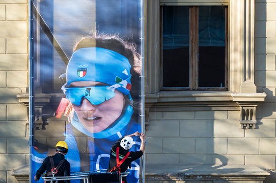 La biatleta Dorothea Wierer è la regina, anche fuori dalle piste, dello striscione olimpico affisso sulla facciata di Palazzo 1: (Foto: USP/Fabio Brucculeri)