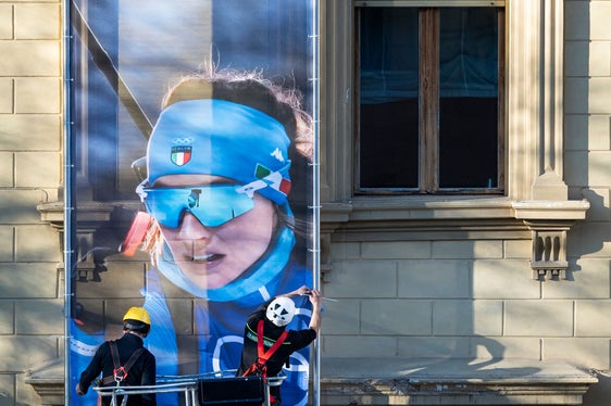 Biathletin Dorothea Wierer ziert das Olympia-Banner am Landhaus 1. (Foto: LPA/Fabio Brucculeri)