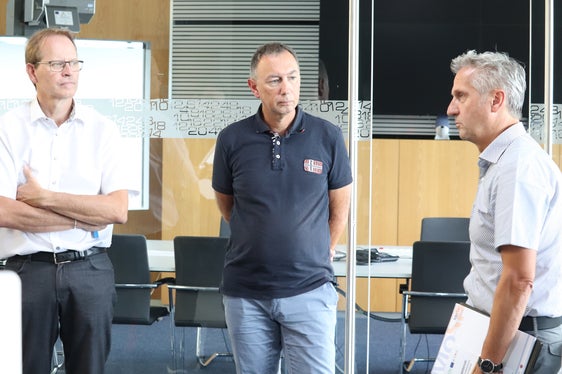 Informarsi ed essere preparati a gestire le emergenze. Nella foto il vicedirettore dell'Agenzia per la Protezione civile Willigis Gallmetzer (a destra nella foto) a colloquio con Frank Panhans (a sinistra) e Thomas Meier, della delegazione svizzera (Foto: ASP/Maja Clara)