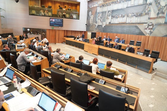 Landeshauptmann Arno Kompatscher sprach von einer soliden Finanzpolitik, nachdem der Landtag den Nachtragshaushalt genehmigt hatte. (Foto: Südtiroler Landtag)
