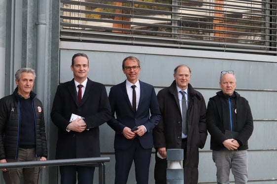 Delegation vor dem Zivilschutzzentrum in Bozen: (v.l.) Willigis Gallmetzer, Oliver Paasch, Klaus Unterweger, Yves Kreins, Fabio De Polo (Foto: LPA/Maja Clara)