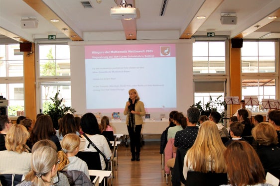 Die Koordinatorin des Wettbewerbs auf Landesebene Siglinde Doblander von der Pädagogischen Abteilung der Deutschen Bildungsdirektion moderierte die Veranstaltung. (Foto: LPA/Verena Hilber)