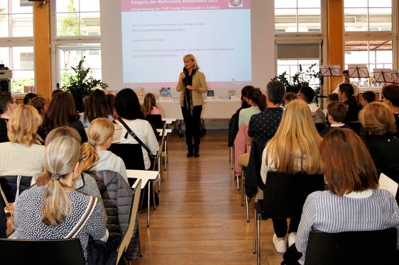 Die Koordinatorin des Wettbewerbs auf Landesebene Siglinde Doblander von der Pädagogischen Abteilung der Deutschen Bildungsdirektion moderierte die Veranstaltung. (Foto: LPA/Verena Hilber)