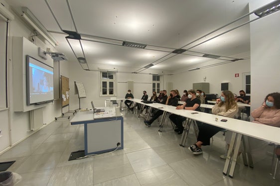 Brandaktuell: Um die internationale Zusammenarbeit bei Flüchtlingskrisen ging es bei dieser Videozuschaltung der Flüchtlingsbeauftragten bei der UNHCR, Marina Demetz. (Foto: Bildungsdirektion/Alessandro Montoro)