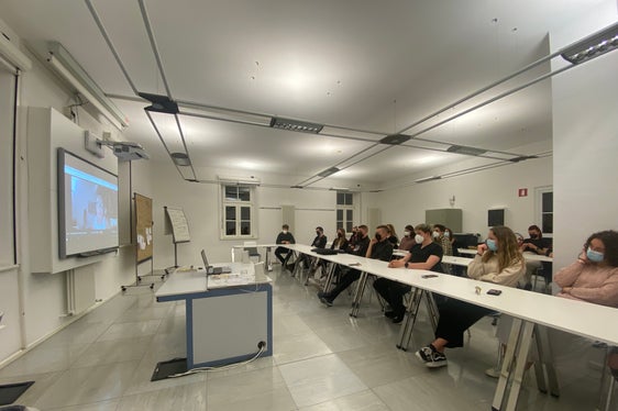 Brandaktuell: Um die internationale Zusammenarbeit bei Flüchtlingskrisen ging es bei dieser Videozuschaltung der Flüchtlingsbeauftragten bei der UNHCR, Marina Demetz. (Foto: Bildungsdirektion/Alessandro Montoro)