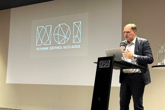 Josef T. Hofer, responsabile della transizione digitale e direttore della Ripartizione Informatica, ha sottolineato quanto sia importante coinvolgere tutte le parti interessate nello sviluppo della strategia. (Foto: IAA/Alessio Trazzi)