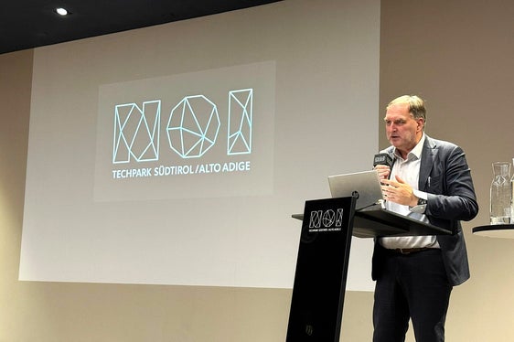 Josef T. Hofer, responsabile della transizione digitale e direttore della Ripartizione Informatica, ha sottolineato quanto sia importante coinvolgere tutte le parti interessate nello sviluppo della strategia. (Foto: IAA/Alessio Trazzi)