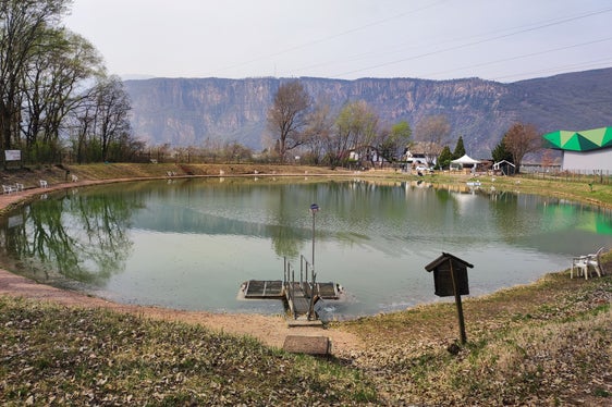 Im Falle von Hochwasser kann auch der Fischerteich (im Bild) als Rückhalteraum genutzt werden. (Foto: LPA/Landesamt für Wildbach- und Lawinenverbauung Süd)