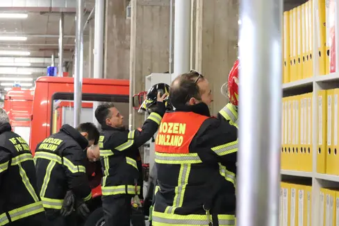 La sicurezza delle persone al centro dell'attenzione: alla Fiera Civil Protect, che si terrà dal 14 al 16 marzo alla Fiera di Bolzano, l'Agenzia per la Protezione civile sarà presente con uno stand dedicato alla protezione antincendio, alla protezione civile e alla sistemazione dei bacini montani. L'immagine simbolica mostra la partenza di una squadra dei vigili del fuoco del Corpo permanente di Bolzano per un intervento. (Foto: USP/Maja Clara)