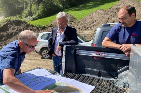 Schutzbau Eberhöfer Lawine in Martell begutachtet: Bevölkerungsschutzlandesrat Schuler (Mitte) mit Bauleiter Roland Schweitzer (l.) und Vizebürgermeister Roland Schwienbacher (Foto: LPA/Noemi Prinoth)