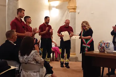 Ieri, domenica (3 settembre), nel corso dell'encomio solenne, sono stati ringraziati quattro collaboratori del Corpo permanente VVF: Martin Gasser, Martin Domanegg, Stefan Lechner e Joachim Larcher (Foto: LPA/Corpo Permanente VVF)