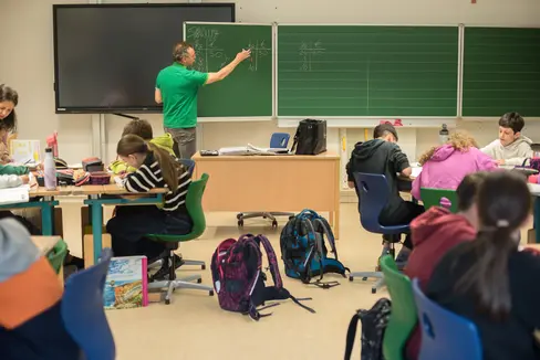 Si sono conclusi gli esami delle scuole medie e superiori nei centri ladini dell’Alto Adige. I risultati confermano il buon livello di preparazione degli studenti e delle studentesse e sottolineano l’efficacia del sistema scolastico parietico, caratterizzato da un percorso formativo multilingue. Nella foto, la scuola media di San Martino in Badia. (Foto: USP/Patrizia Corriero)