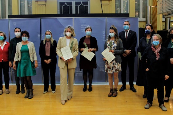 Die Preisträgerinnen (mit Diplom v.l.) Lucich, Leimstädtner und Rainer (Daniela Gelsi fehlt) im Gruppenfoto mit LH Kompatscher und der Bewertungskommission. (Foto: LPA/Guido Steinegger)