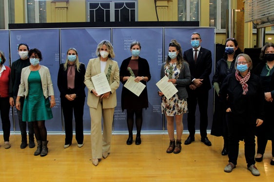 Die Preisträgerinnen (mit Diplom v.l.) Lucich, Leimstädtner und Rainer (Daniela Gelsi fehlt) im Gruppenfoto mit LH Kompatscher und der Bewertungskommission. (Foto: LPA/Guido Steinegger)