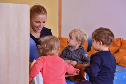In zahlreichen Südtiroler Gemeinden gibt es mittlerweile Kindertagesstätten (Kitas), im Laufe dieses Jahres sollen weitere dazukommen beziehungsweise erweitert werden. (Foto: LPA/Greta Stuefer)