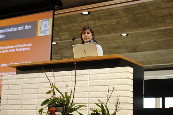 Ruth Kuntner (Kindergarten Laas) sprach über die Blog-Kommunikation zwischen Pädagogischen Fachkräften und Eltern. (Foto: LPA/Verena Hilber)