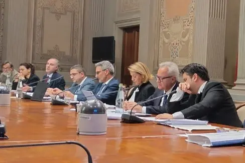 Da sinistra Alberto Pace, Valeria Placidi, Marcello Torregrossa, il presidente della Provincia autonoma di Trento Maurizio Fugatti, il presidente della Provincia autonoma di Bolzano Arno Kompatscher, la referente tecnica Daria De Pretis, il segretario generale della Provincia Eros Magnago, il senatore Meinhard Durnwalder e il presidente della Commissione dei Sei Alessandro Urzì (Foto: USP)