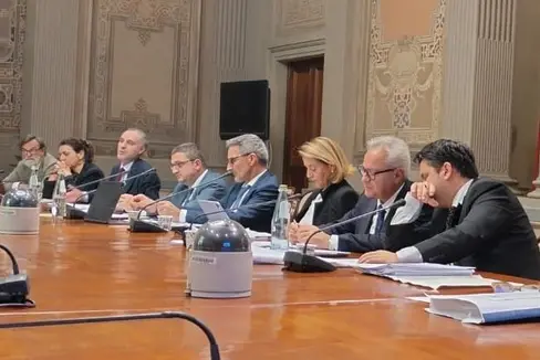 Da sinistra Alberto Pace, Valeria Placidi, Marcello Torregrossa, il presidente della Provincia autonoma di Trento Maurizio Fugatti, il presidente della Provincia autonoma di Bolzano Arno Kompatscher, la referente tecnica Daria De Pretis, il segretario generale della Provincia Eros Magnago, il senatore Meinhard Durnwalder e il presidente della Commissione dei Sei Alessandro Urzì (Foto: USP)