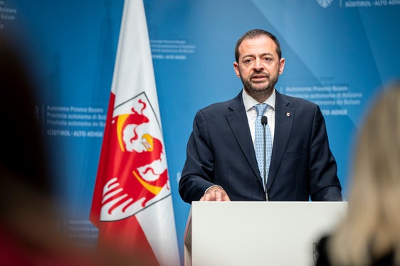 Wirtschaftslandesrat Marco Galateo hat die Änderungen an den Richtlinien zur Unterstützung von Kleinstunternehmen bei der Digitalisierung in die Landesregierung eingebracht: Wir wollen damit garantieren, dass die kleinen Unternehmen, die für unsere lokale Wirtschaft eine große Bedeutung haben, auch in einer zunehmend digitalen Welt wettbewerbsfähig bleiben können. (Foto: LPA/Fabio Brucculeri)