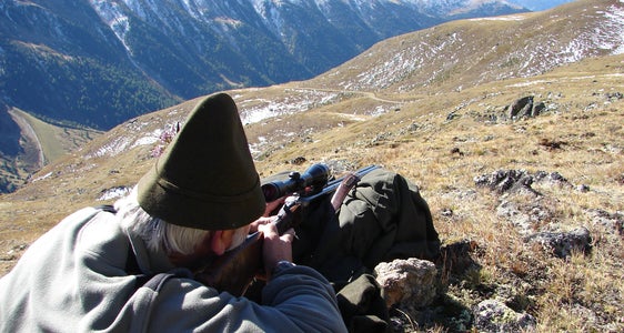 Auf der Pirsch: Jeder Schuss auf ein Wildtier sollte ein Treffer sein. Dafür bereiten sich Jägerinnen und Jäger vor, sie trainieren auch am Schießstand. Schießen ist eine von vier Teilen der Jägerprüfung, die zweimal im Jahr stattfindet. (Foto: LPA/Amt für Wildtiermanagement)