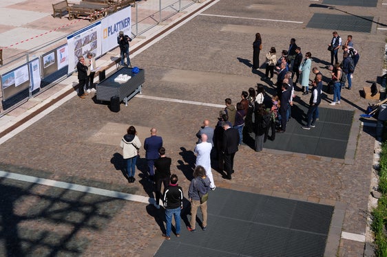 Die Pressekonferenz auf dem Baugelände in der Lorenz-Böhler-Straße in Bozen. (Foto: LPA/Gianluca Crocco)