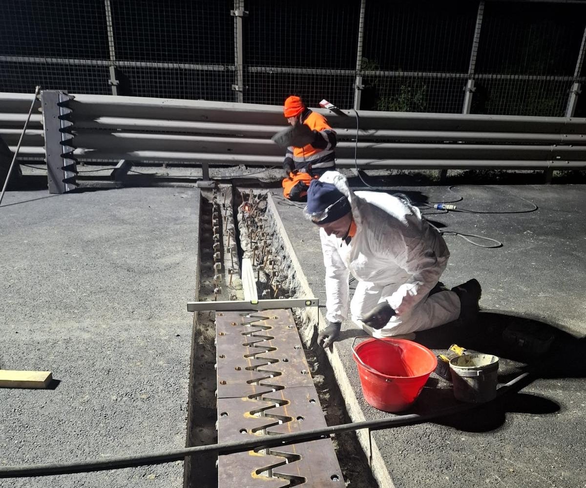 Per il fissaggio dei giunti viene utilizzata una malta chimica a rapido indurimento. (Foto: USP/Dipartimento Infrastrutture e Mobilità)