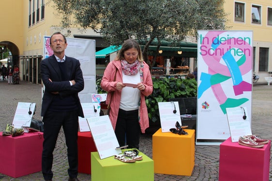 Il Direttore di Dipartimento Armin Gatterer e la Direttrice d'Ufficio Anika Michelon hanno presentato oggi le iniziative di questa edizione, inaugurando una piccola mostra itinerante sul tema. (Foto: ASP/Astrid Crepaz)