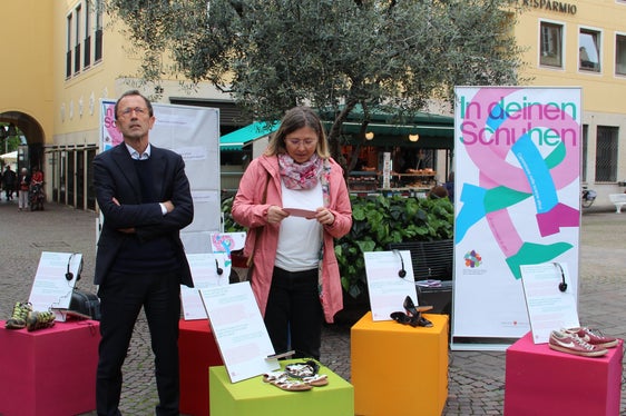 Il Direttore di Dipartimento Armin Gatterer e la Direttrice d'Ufficio Anika Michelon hanno presentato oggi le iniziative di questa edizione, inaugurando una piccola mostra itinerante sul tema. (Foto: ASP/Astrid Crepaz)