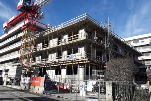 Mit den zusätzlichen Geldmitteln werden unter anderem Bauarbeiten am Krankenhaus Bruneck (im Bild das Baulos C) realisiert. (Foto: LPA/Technische Abteilung Krankenhaus Bruneck)