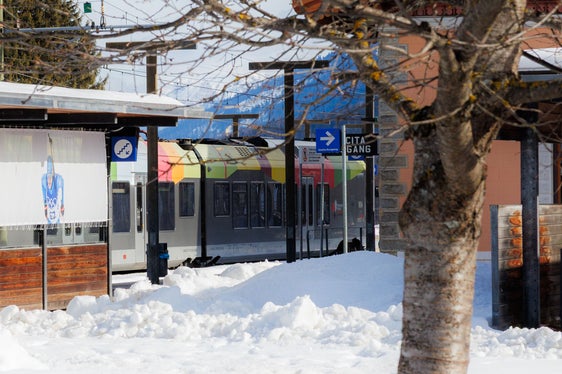 Am Bahnhof Olang kann von der Schiene auf den Bus umgestiegen werden. (Foto: LPA/Ivan Brentegani)