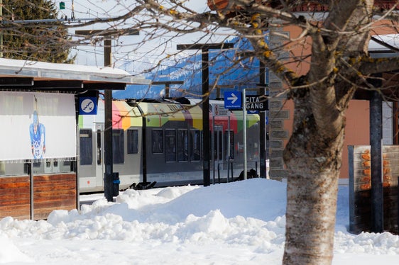 Am Bahnhof Olang kann von der Schiene auf den Bus umgestiegen werden. (Foto: LPA/Ivan Brentegani)