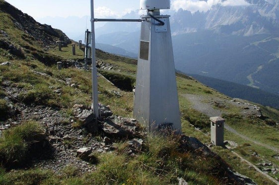 L'immagine mostra una stazione di riferimento per il rilievo satellitare sulla linea di confine, che ha il fine di rendere più dettagliata la rete altimetrica di riferimento ed in tal modo avere una mappatura più precisa e definita (ASP/Ripartizione libro fondiario, catasto fondiario e urbano)