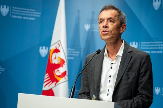 Georg Pichler, Direktor des Landesamtes für Luft und Lärm, berichtete: Bei einer unsachgemäßen Verbrennung von Holz sind die Staubemissionen - PM10 und PM2,5 – bis zu 50 Mal höher als bei einer sachgemäßen Verbrennung.
(Foto: LPA/Fabio Brucculeri)