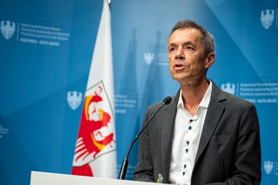 Georg Pichler, Direktor des Landesamtes für Luft und Lärm, berichtete: Bei einer unsachgemäßen Verbrennung von Holz sind die Staubemissionen - PM10 und PM2,5 – bis zu 50 Mal höher als bei einer sachgemäßen Verbrennung.
(Foto: LPA/Fabio Brucculeri)