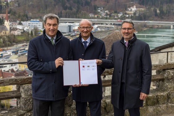 Mit der Kufsteiner Erklärung für ein digitales Verkehrsmanagementsystem (Bild) wurde im April 2023 auf regionaler Ebene eine solide Basis gelegt, auf die man auf übergeordneter Ebene aufbauen könnte, betonte heute in Brüssel Landeshauptmann Arno Kompatscher. Verhandlungen seien Gerichtsstreitigkeiten jedenfalls vorzuziehen. (Foto: LPA)