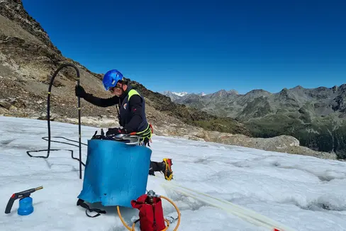 Rilevamenti estivi da parte dell'Ufficio provinciale Idrologia e dighe: l'11 agosto Hartmann Stuefer ha misurato il livello di ablazione sulla Vedretta Lunga (Foto: ASP/Ufficio provinciale Idrologia e dighe/Herbert Thaler)