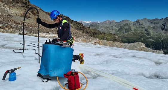 Sommerbegehungen des Landesamtes für Hydrologie und Stauanlagen: Mitarbeiter Hartmann Stuefer am 11. August beim Setzen eines Ablationspegels mit Hilfe des Heucke-Eisbohrers am Rieserferner (Foto: LPA/Landesamt für Hydrologie und Stauanlagen/Herbert Thaler)