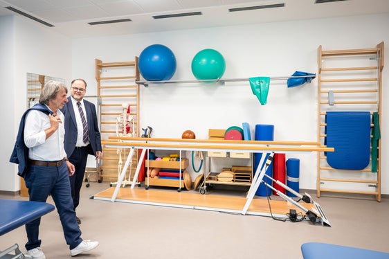 Gesundheitslandesrat Hubert Messner und der Direktor des Südtiroler Saniätsbetriebs Christian Kofler beim Rundgang durch das Gemeinschaftshauses in Leifers. (Foto: LPA/Fabio Brucculeri)