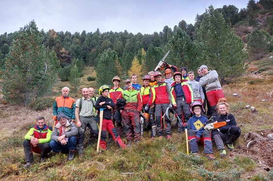 Gelungene Gemeinschaftsaktion: Die Schülerinnen und Schüler legten selbst Hand an, um die Ahornacher Bergwiesen zu entstrauchen. (Foto: LPA/Landesamt für Natur/Markus Kantioler)